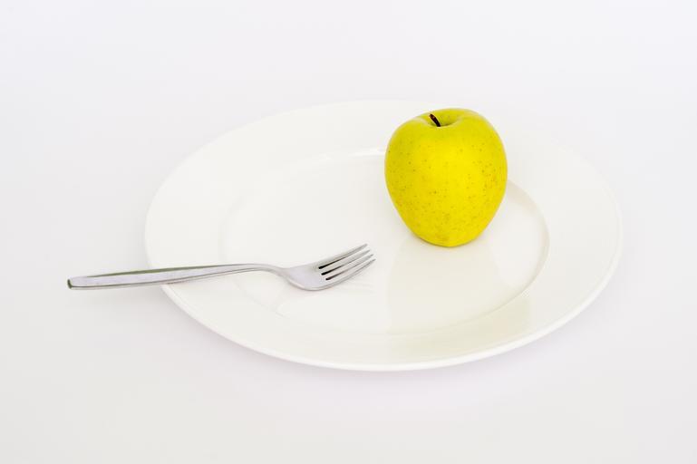 jablko na talíři
